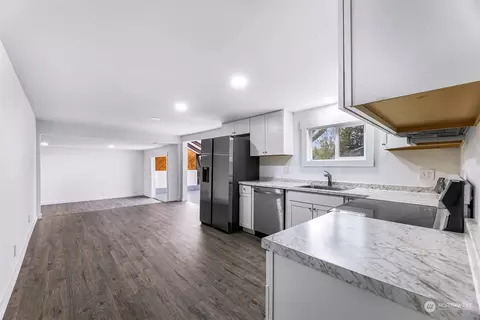 Kitchen - 302 2nd St, Sumas, WA 98295 photo 5 of 5