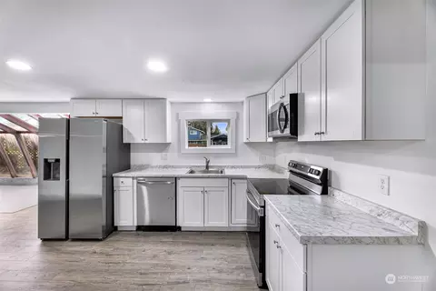 Kitchen - 302 2nd St, Sumas, WA 98295 photo 4 of 5