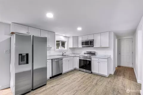 Kitchen - 302 2nd St, Sumas, WA 98295 photo 3 of 5