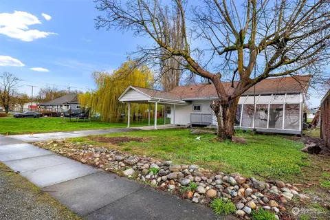 Exterior - 302 2nd St, Sumas, WA 98295 photo 2 of 15