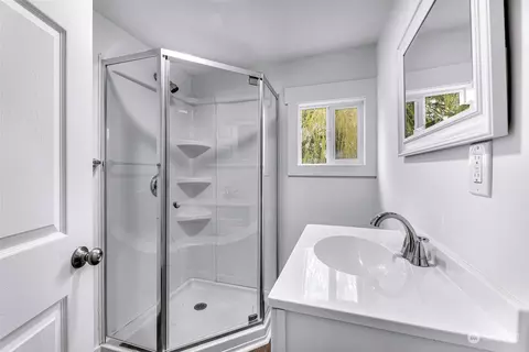 Bath - 302 2nd St, Sumas, WA 98295 photo 3 of 3