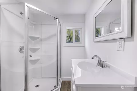 Bath - 302 2nd St, Sumas, WA 98295 photo 2 of 3