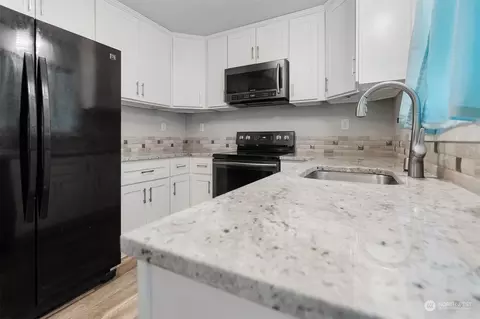 Kitchen - 730 Tipsoo Loop S, Rainier, WA 98576 photo 2 of 4
