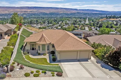 631 Castle Heights Dr, Wenatchee, WA 98801