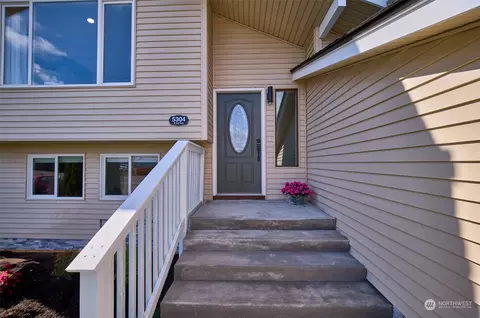 Exterior - 5304 S 3rd Ave, Everett, WA 98203 photo 3 of 10