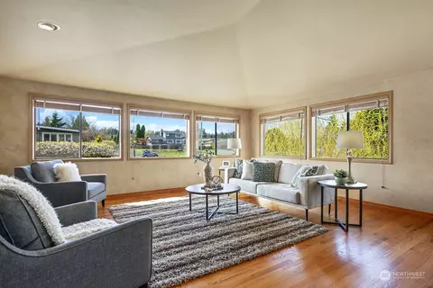 Living - 635 Pine St, Edmonds, WA 98020 photo 2 of 8