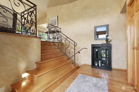 Entry Way - 635 Pine St, Edmonds, WA 98020 photo 1 of 2