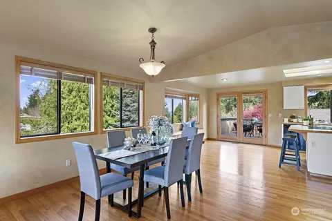 Dining - 635 Pine St, Edmonds, WA 98020 photo 2 of 2