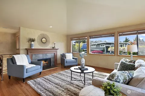 Living - 635 Pine St, Edmonds, WA 98020 photo 1 of 8