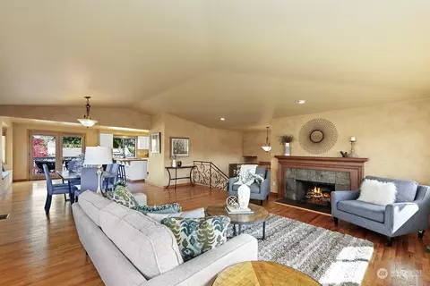 Living - 635 Pine St, Edmonds, WA 98020 photo 3 of 8