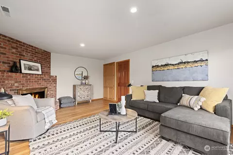 Living - 635 Pine St, Edmonds, WA 98020 photo 7 of 8