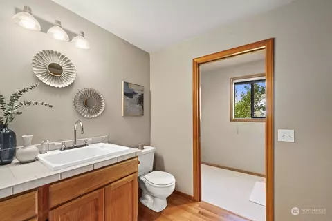 Bath - 635 Pine St, Edmonds, WA 98020 photo 2 of 2