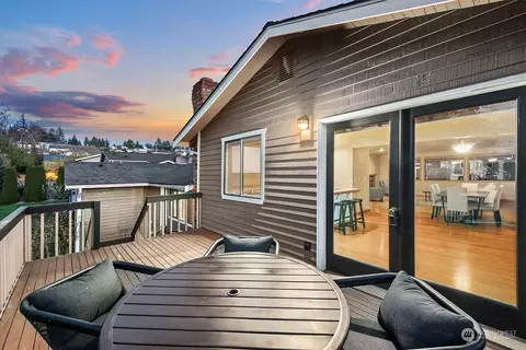 Exterior - 635 Pine St, Edmonds, WA 98020 photo 3 of 13