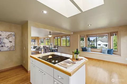 Living - 635 Pine St, Edmonds, WA 98020 photo 5 of 8