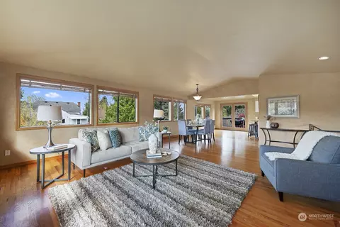 Living - 635 Pine St, Edmonds, WA 98020 photo 4 of 8