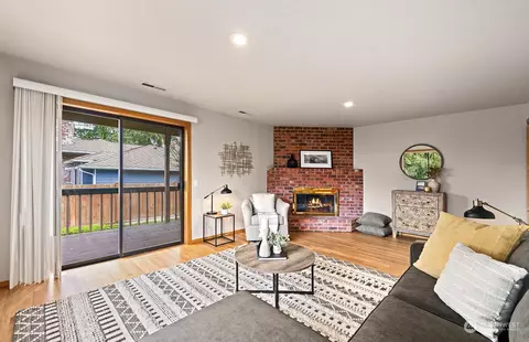 Living - 635 Pine St, Edmonds, WA 98020 photo 8 of 8