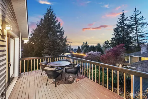Exterior - 635 Pine St, Edmonds, WA 98020 photo 4 of 13