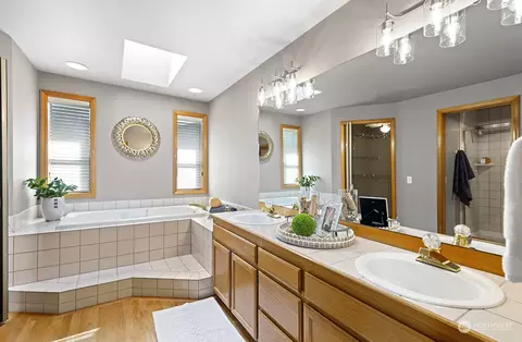 Bath - 635 Pine St, Edmonds, WA 98020 photo 1 of 2