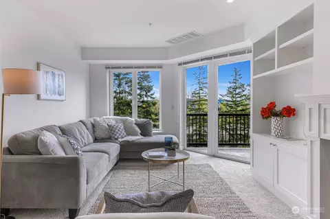 18707 SE Newport Way #206, Issaquah, WA 98027