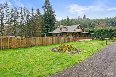 Exterior - 17 Maple Leaf St, Raymond, WA 98577 photo 2 of 11