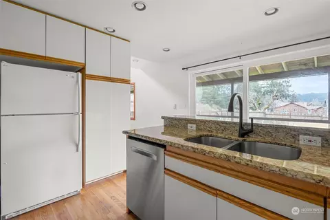 Kitchen - 17 Maple Leaf St, Raymond, WA 98577 photo 2 of 3