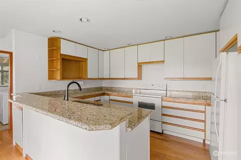 Kitchen - 17 Maple Leaf St, Raymond, WA 98577 photo 1 of 3