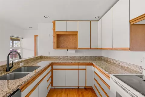 Kitchen - 17 Maple Leaf St, Raymond, WA 98577 photo 3 of 3
