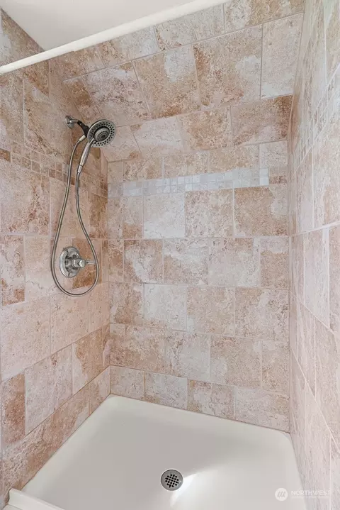 Bath - 17 Maple Leaf St, Raymond, WA 98577 photo 3 of 3