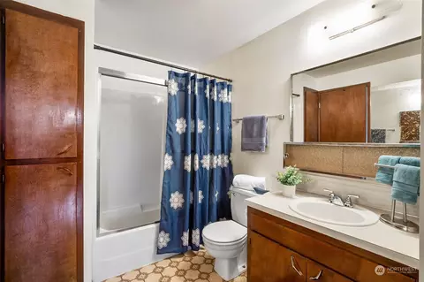 Bath - 6329 Sycamore Pl, Everett, WA 98203 photo 1 of 2