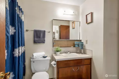 Bath - 6329 Sycamore Pl, Everett, WA 98203 photo 2 of 2