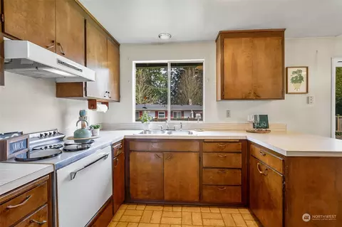 Kitchen - 6329 Sycamore Pl, Everett, WA 98203 photo 4 of 4