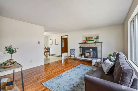 Living - 6329 Sycamore Pl, Everett, WA 98203 photo 3 of 5