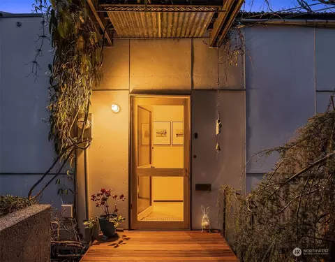 Entry Way - 1401 E Spring St, Seattle, WA 98122 photo 1 of 1
