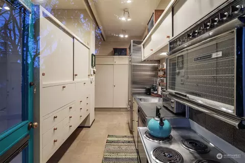 Kitchen - 1401 E Spring St, Seattle, WA 98122 photo 3 of 4