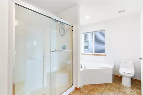 Bath - 305 125th Pl SE, Everett, WA 98208 photo 2 of 3