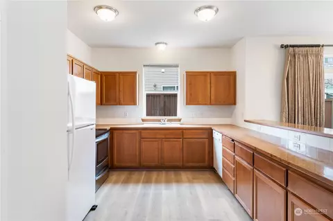 Kitchen - 305 125th Pl SE, Everett, WA 98208 photo 3 of 4