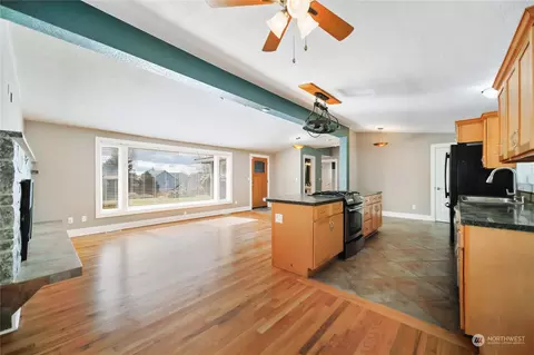 Kitchen - 302 E 29th St, Bremerton, WA 98311 photo 2 of 7