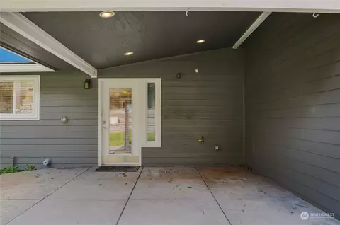 Exterior - 302 E 29th St, Bremerton, WA 98311 photo 4 of 8