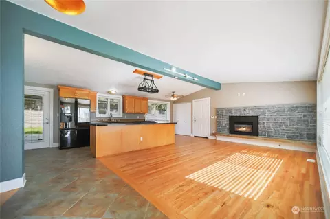 Living - 302 E 29th St, Bremerton, WA 98311 photo 1 of 1
