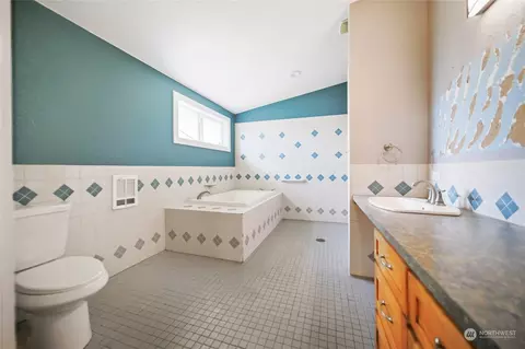 Bath - 302 E 29th St, Bremerton, WA 98311 photo 2 of 5