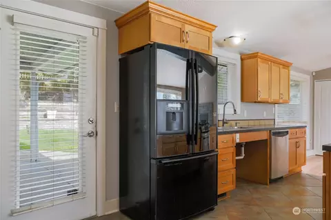 Kitchen - 302 E 29th St, Bremerton, WA 98311 photo 4 of 7