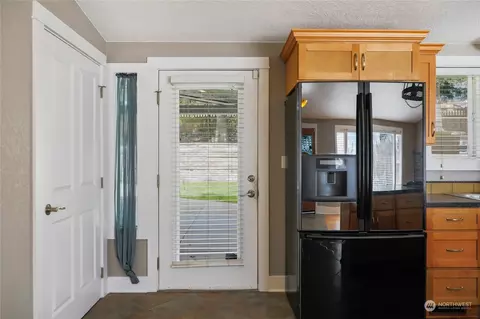 Kitchen - 302 E 29th St, Bremerton, WA 98311 photo 7 of 7