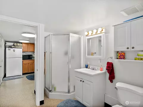 Bath - 24512 SE 387th St, Enumclaw, WA 98022 photo 5 of 5
