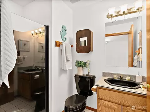 Bath - 24512 SE 387th St, Enumclaw, WA 98022 photo 1 of 5