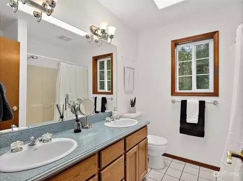 Bath - 24512 SE 387th St, Enumclaw, WA 98022 photo 2 of 5
