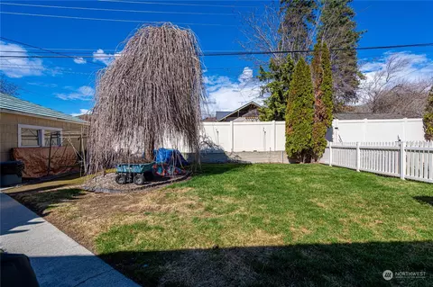 Exterior - 427 E Wapato Ave, Chelan, WA 98816 photo 9 of 14