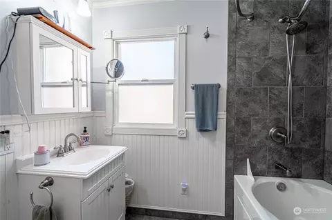 Bath - 427 E Wapato Ave, Chelan, WA 98816 photo 2 of 3