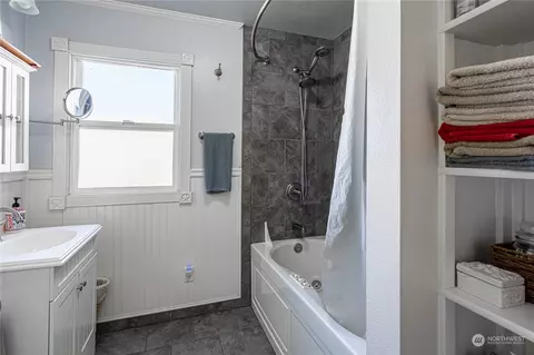 Bath - 427 E Wapato Ave, Chelan, WA 98816 photo 1 of 3