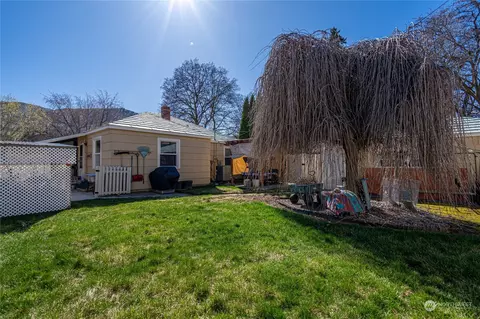 Exterior - 427 E Wapato Ave, Chelan, WA 98816 photo 11 of 14