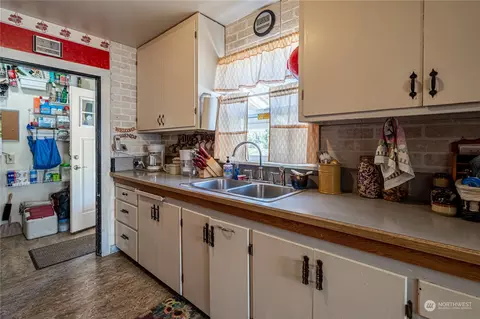 Kitchen - 427 E Wapato Ave, Chelan, WA 98816 photo 2 of 3